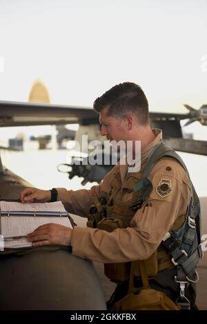 Il Major Shaun Hoeltje, 157th pilota di Squadron combattente, si prepara per un volo a bordo di un F-16 Fighting Falcon, alla base aerea Prince Sultan, Regno dell'Arabia Saudita, 16 maggio 2021. I velieri della Guardia Nazionale dell'aria del South Carolina vengono dispiegati in PSAB per proiettare il potere di combattimento e aiutare a rafforzare le capacità difensive contro le potenziali minacce nella regione. Foto Stock