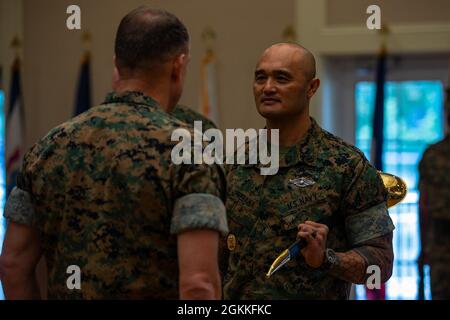 Christopher Rebana, Right, direttore generale della Marina militare statunitense, è sollevato dal suo incarico di direttore generale della Divisione Marina 2d da parte del Gen. Frank Donovan, il comandante generale, a Camp Lejeune, N.C., maggio 17, 2021. Rebana, nativo di San Diego, California, ha servito sotto la Divisione “Seguimi” dall’aprile 2019, fornendo input e guida al comandante e contribuendo alla disponibilità e all’efficacia della missione generale del comando. Foto Stock