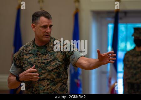 Frank Donovan, 2d Marine Division (MARDIV) comandante generale, dà osservazioni durante una cerimonia di cambio di carica su Camp Lejeune, N.C., 17 maggio 2021. Durante la cerimonia, il direttore generale di Petty Officer Christopher Rebana ha ceduto la carica al direttore generale di Petty Officer Scottie Cox come comandante di comando MARDIV 2d. Foto Stock