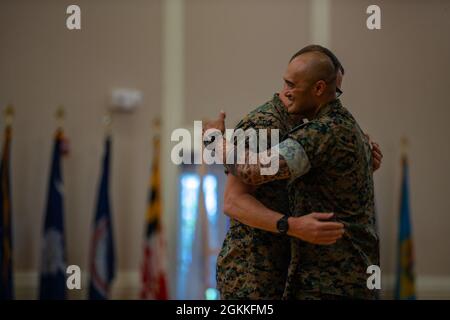 Frank Donovan, 2d Marine Division (MARDIV), comandante generale, e il direttore generale della Marina statunitense, Christopher Rebana, responsabile del cambio di carica, abbracciano durante una cerimonia di cambio di carica a Camp Lejeune, N.C., 17 maggio 2021. Durante la cerimonia, il direttore generale di Petty Officer Christopher Rebana ha ceduto la carica al direttore generale di Petty Officer Scottie Cox come comandante di comando MARDIV 2d. Foto Stock