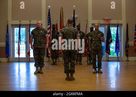 Frank Donovan, centro, 2d Marine Division (MARDIV) comandante generale, conduce una cerimonia di cambio di carica a Camp Lejeune, N.C., 17 maggio 2021. Durante la cerimonia, il direttore generale di Petty Officer Christopher Rebana ha ceduto la carica al direttore generale di Petty Officer Scottie Cox come comandante di comando MARDIV 2d. Foto Stock