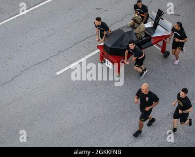 I soldati Dogface assegnati al 3° Squadrone, 17° Reggimento Cavalry, 3° Brigata Aviazione da combattimento, 3° Divisione fanteria, spingono il letto del loro squadrone durante la settimana del Bed Race of Marne 2021 a Fort Stewart, Georgia, 17 maggio 2021. La corsa del letto inizia questa settimana della Marna, in piedi dentro come alternativa divertente alla corsa tradizionale di divisione. Foto Stock