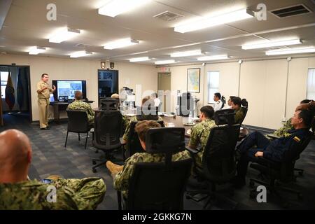 210517-N-DB801-0411 MAYPORT, Fl. – (17 maggio 2021) – Marina peruviana CMdR. Manuel Niño de Guzmán, un funzionario di collegamento estero assegnato al comando meridionale delle forze navali degli Stati Uniti 4th Fleet briefing midshipmen della U.S. Naval Academy sulle forze navali del Perù durante un Language, Regional Training and Cultural Exchange (LREC), 17 maggio 2021. U.S. Naval Forces Southern Command/U.S. 4th Fleet sostiene le operazioni militari congiunte e combinate del comando del sud degli Stati Uniti impiegando forze marittime in operazioni di sicurezza marittima cooperative per mantenere l'accesso, migliorare l'interoperabilità e costruire un partn durevole Foto Stock