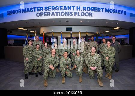 SCHRIEVER AIR FORCE BASE, Colom. -- componente funzionale congiunta comando-difesa missilistica integrata e Joint Task Force-Space Defense i membri della Marina posano per una foto di gruppo con il Master Chief Petty Officer della Marina Russell Smith presso il National Space Defense Center, Schriever Air Force base, Colom., maggio 17. Durante la sua visita, Smith ha incontrato i marinai durante tutto il comando e ha imparato di più sul loro ruolo a sostegno dell'incarico del comando di "non avere mai un giorno senza spazio". Foto Stock