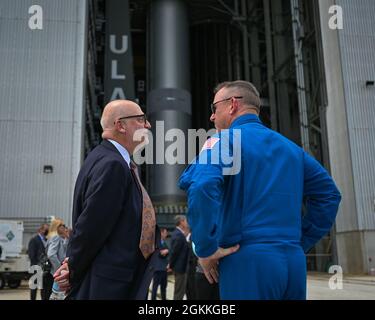 Il segretario dell'Aeronautica militare John P. Roth parla con Barry Eugene 'Butch' Wilmore, astronauta della NASA, presso la Stazione spaziale di Cape Canaveral, Fl., 17 maggio 2021. Durante la sua visita, Roth ha visitato diverse strutture su CCSFS e ha incontrato Airmen e Guardiani a supporto delle operazioni di lancio dello spazio. Foto Stock