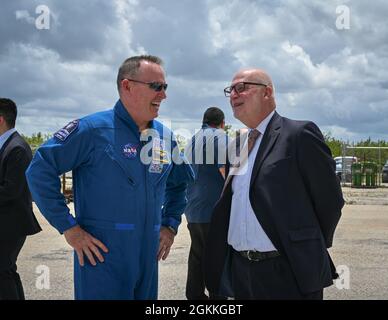 Il segretario dell'Aeronautica militare John P. Roth parla con Barry Eugene 'Butch' Wilmore, astronauta della NASA, presso la Stazione spaziale di Cape Canaveral, Fl., 17 maggio 2021. Durante la sua visita, Roth ha visitato diverse strutture su CCSFS e ha incontrato Airmen e Guardiani a supporto delle operazioni di lancio dello spazio. Foto Stock