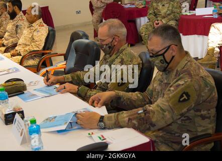 Briga. Gen. Michael Adame, Task Force Spartan vice comandante generale – sostegno e Briga. Gen. Win Burkett, vice della Task Force Spartan che comanda il generale – le operazioni prendono nota durante la presentazione del generale della Task Force Spartan di Major. Gen. Patrick Hamilton, 17 maggio 2021, al sesto Simposio legale annuale sulla base navale del Kuwait. Il simposio ha avuto luogo per costruire partenariati tra la Task Force Spartan Office del giudice avvocato e il Kuwait Ministero della Difesa degli Affari legali direzione Giustizia militare autorità. Foto Stock