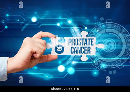 Scrittura mano segno cancro della prostata. Parola per cancro si sviluppa nella ghiandola del sistema riproduttivo maschile mano di tenuta Jigsaw Puzzle pezzo sbloccare nuovo Foto Stock