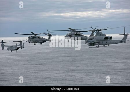 210517-N-OI940-1460 OCEANO ATLANTICO (17 maggio 2021) Elicotteri dallo Squadrone del Tiltrotor medio marino (VMM) 162 e i 'Chargers' dello Squadrone del combattimento marittimo dell'elicottero (HSC) 26 volano in formazione durante un esercizio fotografico, 17 maggio 2021. San Antonio opera nell'Oceano Atlantico con lo Squadrone anfibio 4 e la 24a unità Marine Expeditionary (24th MEU) come parte del Gruppo Amphibious Ready di Iwo Jima. Foto Stock