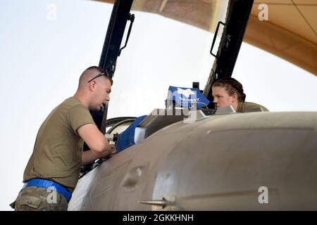 Tecnologia. SGT. Corey Fulmer e il personale Sgt. Rachel French, 157th Expeditionary Fighter Generation Squadron Weapons loader, condurre una classe sulla sicurezza degli abitacolo su un F-16 Fighting Falcon Fighter Jet presso la base aerea Prince Sultan, Regno dell'Arabia Saudita, 17 maggio 2021. I velieri della Guardia Nazionale dell'aria del South Carolina vengono dispiegati in PSAB per proiettare il potere di combattimento e aiutare a rafforzare le capacità difensive contro le potenziali minacce nella regione. Foto Stock