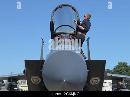 US Air Force Airman 1st Class Samuel Abell, 748th Aircraft Maintenance Squadron Crew Chief, pulisce la tettoia di un F-15C Eagle durante l'esercizio Astral Knight 21 alla Larissa Air base, Grecia, 18 maggio 2021. Durante esercizi come Astral Knight, le forze statunitensi affinano la loro capacità di schierare forze credibili e capaci di operare da luoghi strategici, grazie a forti partnership regionali. Foto Stock