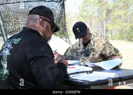 Lt. Col. William Jones (a sinistra) e lo staff Sgt. James Spruill, responsabile dell'evento Expert Field Medical Badge tenutosi dal 16 al 22 maggio 2021 a Fort McCoy, Wisconsin, esamina la scheda di valutazione di un candidato. Questo evento EFMB è il primo ospitato dalla Army Reserve, e offre ai soldati in campo medico l'opportunità di ottenere il premio speciale di abilità dimostrando una competenza eccezionale e prestazioni eccezionali in attività mediche e soldato. Meno del venti per cento dei candidati supera il test impegnativo. Foto Stock