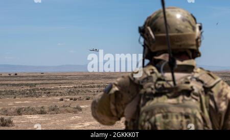 Uno speciale partito tattico di controllo aereo di guerra Airman, dal 124th Air Support Operations Squadron, osserva uno spettacolo di forza da un A-10 Thunderbolt II dalla 124th Fighter Wing al Orchard Combat Training Center a sud di Boise, Idaho, 18 maggio 2021. Gli A-10s avevano appena finito il primo live-drop presso l'OCTC nella storia dell'ala. Foto Stock