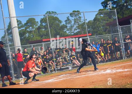 Un soldato dal 1 ° Battaglione, 28 ° Reggimento fanteria, 3 ° Divisione fanteria, colpisce il basso palla durante una partita di softball della settimana della Marna su Fort Stewart, Georgia, 18 maggio 2021. Durante la Marne Week, i soldati Dogface di tutta la Divisione hanno partecipato a atletica e sport per costruire coesione di squadra e spirito competitivo, tra cui softball, basket, pallavolo, calcio, Bandiera di calcio, Tug-of-guerra, nuoto, combatives, e la Marne Mudder. Foto Stock