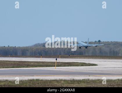 Una US Air Force KC-135 Stratotanker decola durante il Mobility Guardian 2021 all'aeroporto di Oscoda-Wurtsmith, Oscoda, Michigan, 18 maggio 2021. Le attività dislocate in sei località del Midwest superiore e dei grandi Laghi simulano un ambiente operativo geograficamente diverso, intensificando la disponibilità di Mobility Airmen a sostenere una deterrenza strategica. Foto Stock