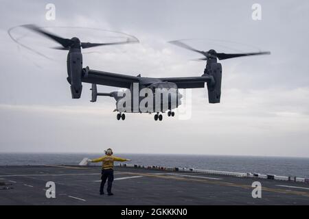 OCEANO PACIFICO (18 maggio 2021) Un CV-22 Osprey con il 21st Special Operations Squadron dell'Aeronautica militare statunitense decollo dal ponte di volo della nave d'assalto anfibio dispiegata in avanti USS America (LHA 6). L'America, nave principale dell'America Amphibious Ready Group, opera nell'area di responsabilità della settima flotta degli Stati Uniti per migliorare l'interoperabilità con alleati e partner e serve come forza di risposta pronta a difendere la pace e la stabilità nella regione dell'Indo-Pacifico. Foto Stock