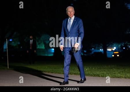 Washington, DC, Stati Uniti. 14 settembre 2021. Il presidente degli Stati Uniti Joe Biden ritorna alla Casa Bianca dopo la sua prima oscillazione della Costa Occidentale come presidente a Washington, DC, USA, 14 settembre 2021. Credit: Jim Loscalzo/Pool via CNP/dpa/Alamy Live News Foto Stock