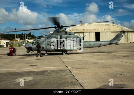 Un elicottero UH-1Y Venom del corpo Marino degli Stati Uniti assegnato a Light Attack Helicopter Squadron (HMLA) 169 si prepara a decollo durante un esercizio di addestramento alla Stazione aerea del corpo Marino Futenma, Okinawa, Giappone, 18 maggio 2021. HMLA-169 ha condotto le operazioni di volo al fine di rimanere preparato ed efficiente per qualsiasi operazione nella regione indo-pacific. Foto Stock