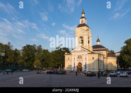 Vyborg, Leningrad Oblast, Russia - 28 agosto 2021: Cattedrale di Trasfigurazione sulla Piazza della Cattedrale in giorno di sole Foto Stock