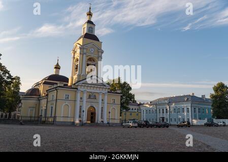 Vyborg, Leningrad Oblast, Russia - 28 agosto 2021: Cattedrale di Trasfigurazione sulla Piazza della Cattedrale in giorno di sole Foto Stock