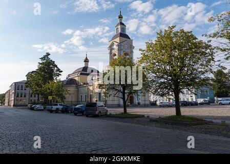 Vyborg, Leningrad Oblast, Russia - 28 agosto 2021: Cattedrale di Trasfigurazione sulla Piazza della Cattedrale in giorno di sole Foto Stock