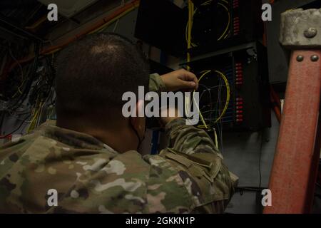 RIVERSIDE, California (18 maggio 2021) U.S. Air Force Tech. SGT. Javiel Ladines, Defense Media Activity Riverside (DMA-R), Television-Audio Support Activity (T-ASA) installa un cavo in fibra ottica per un aggiornamento della rete DMA-R. T-ASA fornisce un'ampia gamma di supporto per la progettazione di Visual Information al DoD. Foto Stock