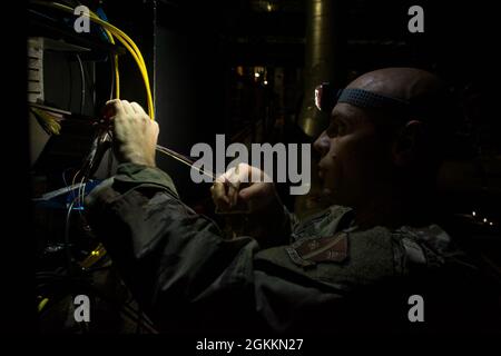 RIVERSIDE, California, (18 maggio 2021) U.S. Air Force Master Sgt. Shawn Koutsouros, Defense Media Activity Riverside (DMA-R), Television-Audio Support Activity (T-ASA) prepara il cavo in fibra ottica per l'installazione per l'aggiornamento della rete DMA-R. T-ASA fornisce un'ampia gamma di supporto per la progettazione di Visual Information al DoD. (Rilasciato/ Foto Stock