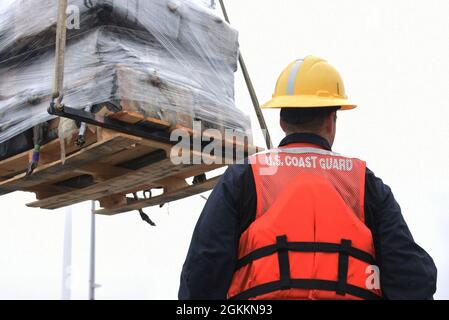 L'equipaggio del Cutter attivo della Guardia Costiera (WMEC 618) scarica circa 11,500 libbre di cocaina sequestrata a San Diego, mercoledì. I farmaci, del valore stimato di 220 milioni di dollari, sono stati sequestrati nelle acque internazionali dell'Oceano Pacifico orientale durante aprile e maggio. (. Foto Stock