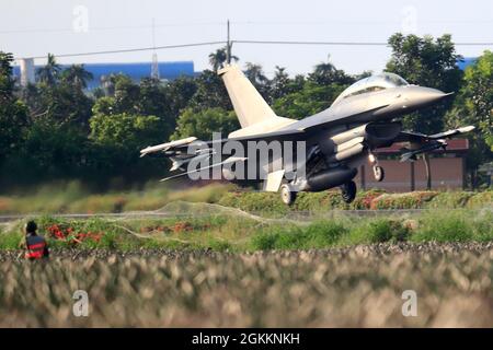 Pingtung, Taipei, Taiwan. 15 settembre 2021. Durante la 37a edizione di Han Kuang Military Exercise, viene utilizzato un jet da caccia F-16 per condurre un addestramento di atterraggio e decollo di emergenza. La formazione, inclusa la valutazione dei rischi e il monitoraggio dei nemici, è stata condotta di fronte alle minacce intensificanti provenienti dalla Cina, con gli Stati Uniti che offrono la vendita di armi e il Giappone che costruiscono un rapporto migliore con l'isola autogestita (Credit Image: © Daniel Ceng Shou-Yi/ZUMA Press Wire) Foto Stock