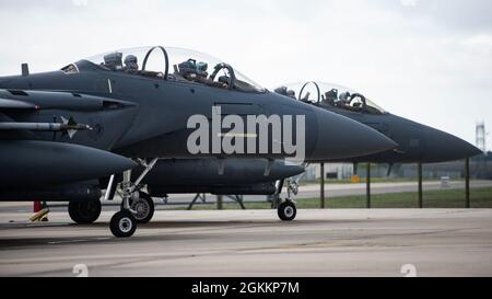 US Air Force F-15E Sciopero aquile assegnato alla 48a linea di ala del Fighter la strada prima di decolli a sostegno dell'esercitazione a-Sea Demo/formidable Shield, alla Royal Air Force Lakenheath, Inghilterra, 18 maggio 2021. ASD/FS rafforza la cooperazione tra le nazioni partner e dimostra ai potenziali avversari che le potenze aeree e marittime statunitensi e alleate possono essere impiegate in qualsiasi momento e ovunque. Foto Stock