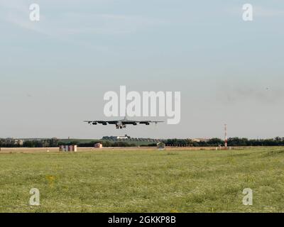 Uno stratofortress B-52H assegnato allo Squadrone della 96esima bomba alla base dell'aeronautica di Barksdale, Louisiana, atterra alla base aerea di Morón, Spagna, 19 maggio 2021. Le sedi in avanti consentono capacità di difesa collettiva con alleati e partner provenienti da basi europee che sono fondamentali per una risposta più tempestiva e coordinata quando necessario. Foto Stock