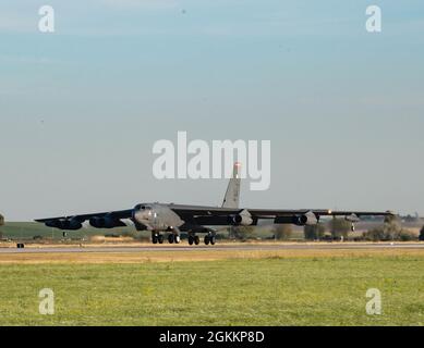 A B-52H Stratofortress assegnato alla 96esima Bomba Squadron alla base dell'aeronautica di Barksdale, Louisiana, taxi alla base aerea di Morón, Spagna, 19 maggio 2021. La presenza è il simbolo più visibile di sicurezza e di impegno nei confronti degli alleati e fornisce deterrenza contro potenziali avversari. Foto Stock