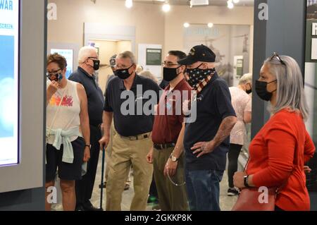 I veterani della Marina degli Stati Uniti del Vietnam dalla Swift Boat Veterans Association visitano la galleria del museo navale di Hampton Roads, situato sul secondo ponte del campus di Nauticus nel centro di Norfolk, Virginia. Il gruppo ha ricevuto un benvenuto e un orientamento da parte del direttore del museo, John Pentangelo, seguito da un tour guidato della loro galleria e della loro mostra "la guerra dei diecimila giorni in mare: La Marina degli Stati Uniti in Vietnam, 1950-1975". Foto Stock