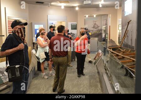 I veterani della Marina degli Stati Uniti del Vietnam dalla Swift Boat Veterans Association visitano la galleria del museo navale di Hampton Roads, situato sul secondo ponte del campus di Nauticus nel centro di Norfolk, Virginia. Il gruppo ha ricevuto un benvenuto e un orientamento da parte del direttore del museo, John Pentangelo, seguito da un tour guidato della loro galleria e della loro mostra "la guerra dei diecimila giorni in mare: La Marina degli Stati Uniti in Vietnam, 1950-1975". Foto Stock