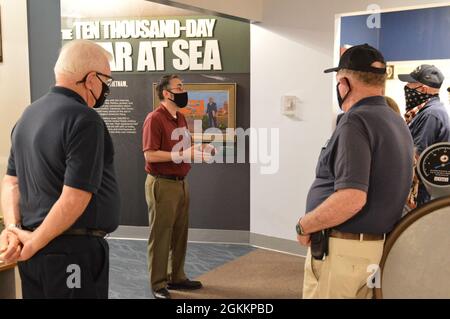 I veterani della Marina degli Stati Uniti del Vietnam dalla Swift Boat Veterans Association visitano la galleria del museo navale di Hampton Roads, situato sul secondo ponte del campus di Nauticus nel centro di Norfolk, Virginia. Il gruppo ha ricevuto un benvenuto e un orientamento da parte del direttore del museo, John Pentangelo, seguito da un tour guidato della loro galleria e della loro mostra "la guerra dei diecimila giorni in mare: La Marina degli Stati Uniti in Vietnam, 1950-1975". Foto Stock