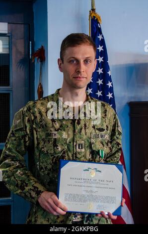 Benjamin D. Smith viene presentata la Medaglia di Comendazione della Marina e del corpo Marino come un premio di fine-tour da Capt. Steven W. Antcliff, ufficiale comandante, Scuola Navale Submarine, a bordo della base Navale Submarine New London a Groton, CT il 19 maggio 2021. In qualità di Prospective Nuclear Engineering Officer (PNEO) per la Naval Submarine School, Smith assicurò che oltre 150 studenti di ufficio superavano l'esame di ingegnere, fornendo nuovi responsabili di reparto altamente qualificati alla forza sottomarina. Inoltre, l’innovazione di Smith che ha consentito un’istruzione continua senza alcuna interruzione della pipeline formativa Foto Stock