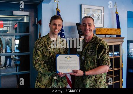 Benjamin D. Smith viene presentata la Medaglia di Comendazione della Marina e del corpo Marino come un premio di fine-tour da Capt. Steven W. Antcliff, ufficiale comandante, Scuola Navale Submarine, a bordo della base Navale Submarine New London a Groton, CT il 19 maggio 2021. In qualità di Prospective Nuclear Engineering Officer (PNEO) per la Naval Submarine School, Smith assicurò che oltre 150 studenti di ufficio superavano l'esame di ingegnere, fornendo nuovi responsabili di reparto altamente qualificati alla forza sottomarina. Inoltre, l’innovazione di Smith che ha consentito un’istruzione continua senza alcuna interruzione della pipeline formativa Foto Stock