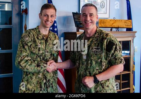 Benjamin D. Smith viene presentata la Medaglia di Comendazione della Marina e del corpo Marino come un premio di fine-tour da Capt. Steven W. Antcliff, ufficiale comandante, Scuola Navale Submarine, a bordo della base Navale Submarine New London a Groton, CT il 19 maggio 2021. In qualità di Prospective Nuclear Engineering Officer (PNEO) per la Naval Submarine School, Smith assicurò che oltre 150 studenti di ufficio superavano l'esame di ingegnere, fornendo nuovi responsabili di reparto altamente qualificati alla forza sottomarina. Inoltre, l’innovazione di Smith che ha consentito un’istruzione continua senza alcuna interruzione della pipeline formativa Foto Stock