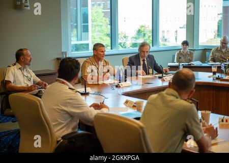 NORFOLK (19 maggio 2021) – il Vice Ammiraglio Andrew Lewis, Direttore del Centro di Eccellenza (COE) Combined Joint Operations from the Sea (CJOS), interviene durante la riunione del Comitato direttivo del CJOS COE del 2021-1 al comando alleato della NATO per la trasformazione (ACT) del maggio 19. CJOS COE sostiene le Nazioni sponsor (SNS) e la NATO nel migliorare la loro capacità di condurre operazioni congiunte alleate dal mare per contrastare le attuali ed emergenti sfide della sicurezza globale marittima. Foto Stock