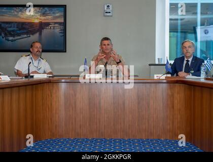 NORFOLK (19 maggio 2021) – il Vice Ammiraglio Andrew Lewis, Direttore del Centro di Eccellenza (COE) Combined Joint Operations from the Sea (CJOS), interviene durante la riunione del Comitato direttivo del CJOS COE del 2021-1 al comando alleato della NATO per la trasformazione (ACT) del maggio 19. CJOS COE sostiene le Nazioni sponsor (SNS) e la NATO nel migliorare la loro capacità di condurre operazioni congiunte alleate dal mare per contrastare le attuali ed emergenti sfide della sicurezza globale marittima. Foto Stock