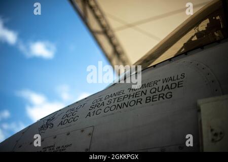 Un aeromobile A-10C Thunderbolt II si trova in un parcheggio presso la base dell'aeronautica militare Moody, Georgia, 19 maggio 2021. In questo giorno, il U.S. Air Force Coll. Dan Walls, comandante della 23d Wing, condusse il suo volo finale nell'Air Force. Foto Stock