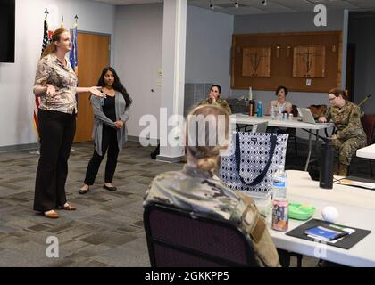 La 104th Fighter Wing ha istituito un Women's Initiative Team che ospita il pranzo e impara ogni mese. Questo mese l'argomento è stato OK per non essere OK: Donne e salute mentale. Il dottor Joy Brock e Lea Caron, supervisore clinico del River Valley Counseling Center ha discusso con il gruppo depressione, depressione postpartum, ansia, attacchi di panico e molto altro. Foto Stock