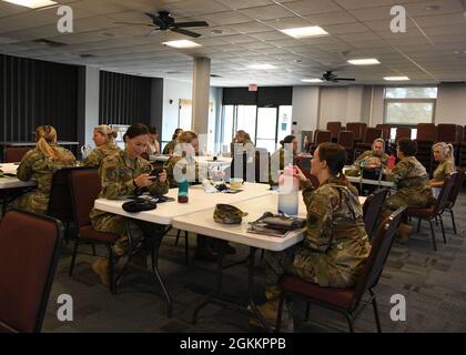 La 104th Fighter Wing ha istituito un Women's Initiative Team che ospita il pranzo e impara ogni mese. Questo mese l'argomento è stato OK per non essere OK: Donne e salute mentale. Il dottor Joy Brock e Lea Caron, supervisore clinico del River Valley Counseling Center ha discusso con il gruppo depressione, depressione postpartum, ansia, attacchi di panico e molto altro. Foto Stock