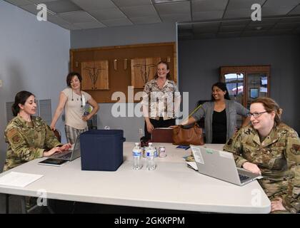 La 104th Fighter Wing ha istituito un Women's Initiative Team che ospita il pranzo e impara ogni mese. Questo mese l'argomento è stato OK per non essere OK: Donne e salute mentale. Il dottor Joy Brock e Lea Caron, supervisore clinico del River Valley Counseling Center ha discusso con il gruppo depressione, depressione postpartum, ansia, attacchi di panico e molto altro. Foto Stock