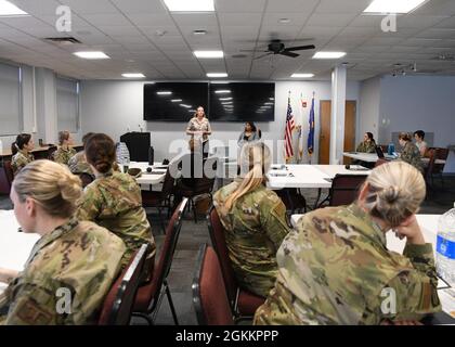 La 104th Fighter Wing ha istituito un Women's Initiative Team che ospita il pranzo e impara ogni mese. Questo mese l'argomento è stato OK per non essere OK: Donne e salute mentale. Il dottor Joy Brock e Lea Caron, supervisore clinico del River Valley Counseling Center ha discusso con il gruppo depressione, depressione postpartum, ansia, attacchi di panico e molto altro. Foto Stock