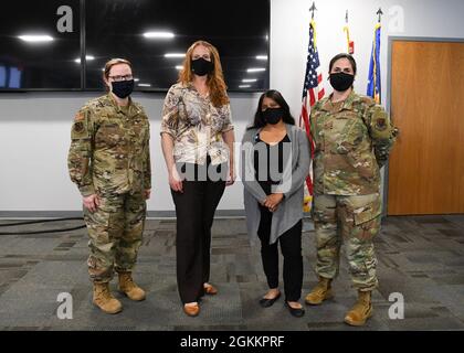 La 104th Fighter Wing ha istituito un Women's Initiative Team che ospita il pranzo e impara ogni mese. Questo mese l'argomento è stato OK per non essere OK: Donne e salute mentale. Il dottor Joy Brock e Lea Caron, supervisore clinico del River Valley Counseling Center ha discusso con il gruppo depressione, depressione postpartum, ansia, attacchi di panico e molto altro. Foto Stock