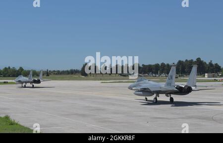 Due US Air Force F-15C Eagles assegnato al 493rd Fighter Squadron taxi prima del decollo durante l'esercizio Astral Knight 21 alla Larissa Air base, Grecia, 19 maggio 2021. La 48a ala del Fighter ha schierato 12 aquile F-15C/D e più di 250 Airmen dalla 493a FS, 748a squadra di manutenzione dell'aeromobile e altre unità di supporto per partecipare all'esercizio. Foto Stock