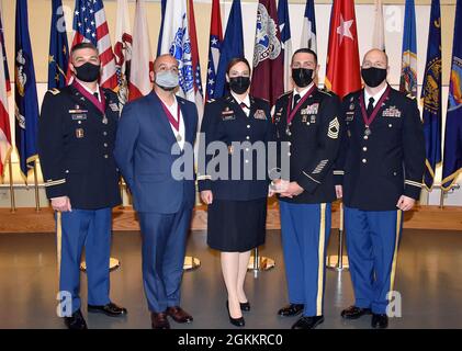 I nuovi membri dell'Ordine del Merit medico militare sono raffigurati con il Chief Warrant Officer 5 Deanna Hughes, centro, dopo la cerimonia di premiazione di un workshop di gestione della tecnologia sanitaria, ospitato il 19 maggio dal comando di logistica medica dell'esercito degli Stati Uniti a Fort Detrick, Maryland. Nella foto, da sinistra, sono raffigurati il Chief Warrant Officer 4 Charles Judd, in pensione Master Sgt. Joshua Varnes, Maestro Sgt. Wesley Ladlee e Chief Warrant Officer 3 Joshua Barto. Foto Stock