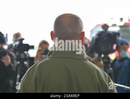 CERKLJE OB KRKI AIR BASE, Slovenia (20 maggio 2021) U.S. Air Force Gen. Jeffrey Harrigian, forze statunitensi in Europa - forze aeree il comandante africano parla con la stampa slovena. Le forze armate statunitensi e slovene si sono riunite alla cerimonia di taglio del nastro per il nuovo campo d'aviazione. L'integrazione con i partner sloveni ha svolto un ruolo cruciale nella formazione degli Stati Uniti durante il cavaliere astrale 21. Foto Stock