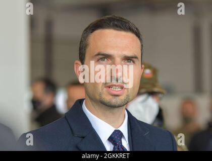 CERKLJE OB KRKI AIR BASE, Slovenia (19 maggio 2021) il Ministro della Difesa Matej Tonin parla con la stampa slovena. Le forze armate statunitensi e slovene si sono riunite alla cerimonia di taglio del nastro per il nuovo campo d'aviazione. L'integrazione con i partner sloveni ha svolto un ruolo cruciale nella formazione degli Stati Uniti durante il cavaliere astrale 21. Foto Stock